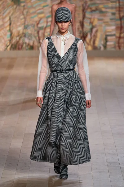 Look 16